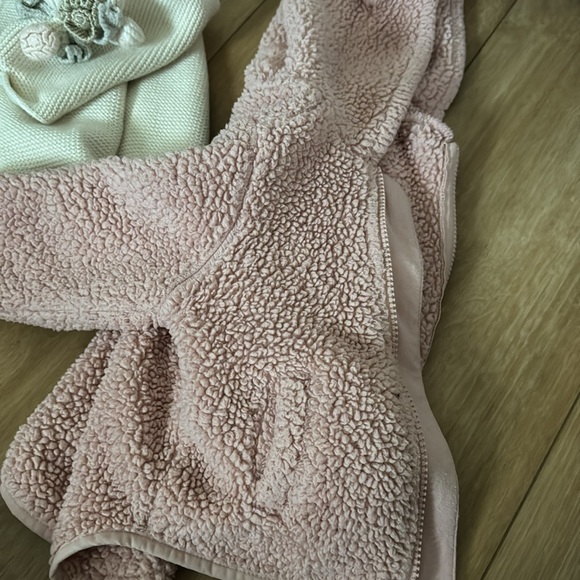 Two light sweaters one teddy bear from old navy the other unicorn from gap - Picture 5 of 6